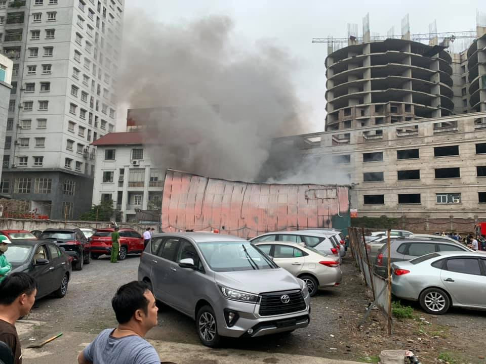 Theo một người chứng kiến, nhà xưởng xảy ra cháy được quây kín bằng tôn nên việc tiếp cận vào bên trong hiện trường rất khó khăn.