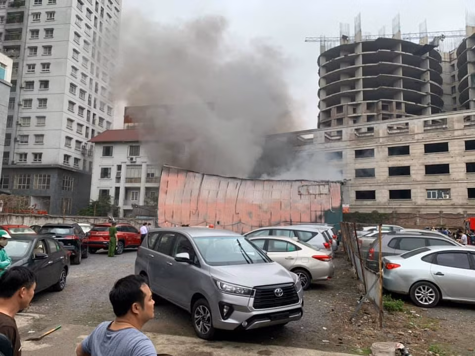 Theo một người chứng kiến, nhà xưởng xảy ra cháy được quây kín bằng tôn nên việc tiếp cận vào bên trong hiện trường rất khó khăn.