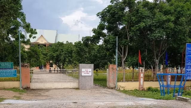  Cách chức Chủ tịch UBND xã: Ông Nay Hem, Chủ tịch UBND xã Chư Drăng (huyện Krông Pa, tỉnh Gia Lai) thiếu trách nhiệm, buông lỏng quản lý trong chỉ đạo kiểm tra, xử lý vi phạm pháp luật về quản lý và sử dụng đất đai tại địa phương, để người dân lấn chiếm phần lớn đất dự phòng thuộc khu quy hoạch dân cư buôn H’Liên và một số vị trí đất công do Ủy ban nhân dân xã quản lý. Ngày 27/6/2020, UBND huyện Krông Pa đã cách chức ông Nay Hem. 