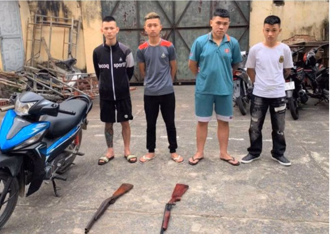  Mâu thuẫn, mang súng quân dụng tới bắn vào nhà dân để đe dọa: Do có mâu thuẫn, nhóm thanh thiếu niên này đi xe máy, bịt mặt đến nhà anh V.X.Q. (ngụ TP Thanh Hóa) dùng súng quân dụng bắn vào nhà để rằn mặt. Thời điểm đó trong nhà không có ai. Ngày 13/4, Công an TP Thanh Hóa cho biết đã vào cuộc điều tra và khởi tố, cấm đi khỏi nơi cư trú với những đối tượng kể trên. 