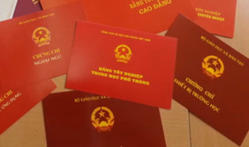  Dùng bằng giả, 9 lãnh đạo xã bị cách hết chức vụ trong Đảng: Ngày 13/4, Huyện ủy Gia Lai đã ký các quyết định cách tất cả các chức vụ trong Đảng đối với 9 cán bộ lãnh đạo xã xã Pờ Tó, Chư Răng, Kim Tân dùng bằng giả. Trước đó, Sở Giáo dục và Đào tạo (Sở GD&amp;ĐT) Gia Lai đã tiến hành rà soát, kiểm tra, xác minh và phát hiện 9 người sử dụng bằng THPT giả. 