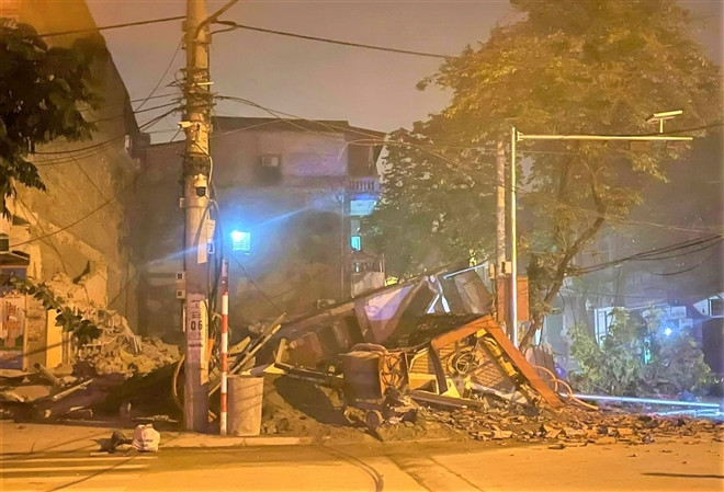  Nhà 3 tầng đổ sập trong đêm: Khoảng 3h ngày 12/4, căn nhà 3 tầng ở số 117 trên đường Quy Hóa, phường Kim Tân bất ngờ đổ sập hoàn toàn. Được biết, khi thấy có dấu hiệu bất thường, cụ bà kịp thời ra ngoài trước khi căn nhà sập đổ. Nguyên nhân bước đầu được xác định do ảnh hưởng bởi công trình bên cạnh là căn nhà số 119 đang thi công phần móng.