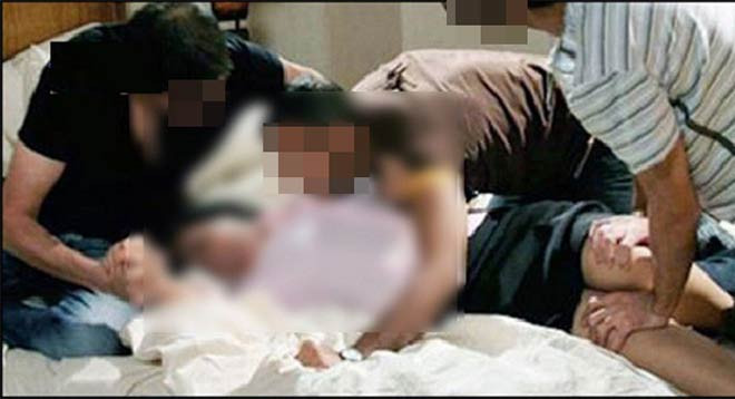  Nữ sinh lớp 10 nghi bị nhóm bạn hiếp dâm, quay clip: Trưa 1/1, em N.T.T. (16 tuổi, trú huyện Phú Bình, tỉnh Thái Nguyên) đến nhà bạn ăn cơm, T. say rượu nên ngủ luôn tại chỗ. Sau đó, T. bị nhóm bạn học hiếp dâm rồi ghi lại video, phát tán trên mạng xã hội. Sau khi phát hiện video này, bố của nạn nhân đã trình báo Công an. Ngày 12/4, Công an Thái Nguyên cho biết, đang điều tra làm rõ vụ việc.