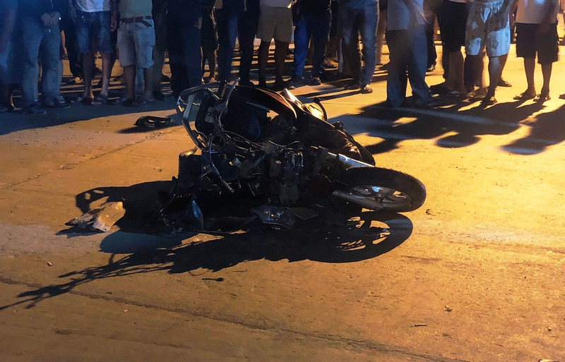  Tạm giữ hình sự tài xế tông 7 người thương vong: Ngày 12/4, Công an huyện Đại Lộc (tỉnh Quảng Nam) cho biết đang tạm giữ hình sự tài xế Châu Văn Ánh (SN 1975, trú xã Đại Minh) để điều tra, làm rõ vụ tai nạn rất nghiêm trọng khiến 2 người chết tại chỗ, 5 người khác bị thương xảy ra ở xã Đại An tối 9/4. Qua kiểm tra, Ánh có mức nồng độ cồn 0,33mg/1 lít khí thở. 