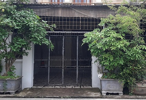  Bắt 2 nghi phạm tạt axit vào mặt người phụ nữ: Ngày 12/4, Công an TP Vinh (Nghệ An) đã bắt 2 nghi phạm, 1 nam, 1 nữ để điều tra vụ bà Ng.T.H.V. (SN 1973) bị tạt axit tại nhà riêng xảy ra vào sáng ngày 9/4 ở phường Lê Lợi, TP Vinh khiến nạn nhân bị bỏng vùng mặt, đầu. Nguyên nhân ban đầu được xác định là do mâu thuẫn tình ái. 