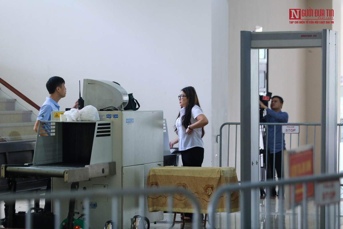 Các bị can này còn cùng với các bị can Trần Văn Khâm, Đậu Văn Hùng chỉ đạo các cá nhân có liên quan thuộc TISCO và VNS, tổ chức, thực hiện việc điều chỉnh dự toán chi phí. Các vi phạm này chính là nguyên nhân dẫn đến dự án chậm tiến độ, làm phát sinh tăng lãi vay, tăng chi phí đầu tư, gây thất thoát, lãng phí 830 tỷ đồng. 