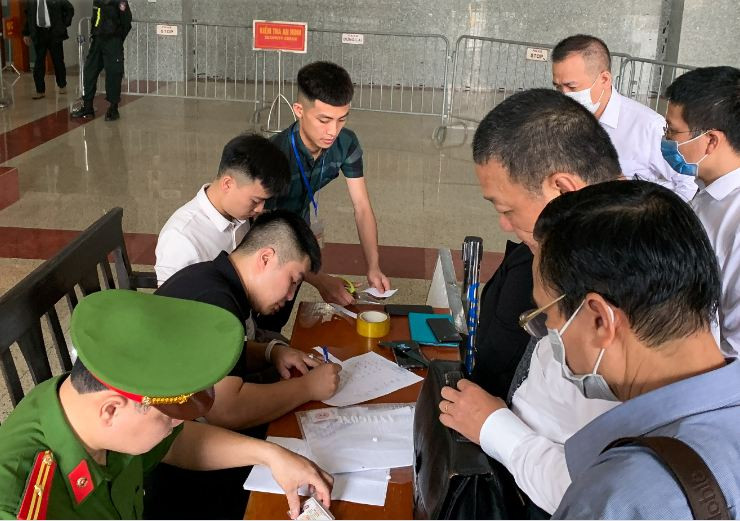 Cáo trạng cáo buộc, với chức trách, nhiệm vụ, quyền hạn được giao, bị can Trần Trọng Mừng, bị can Mai Văn Tinh đã không xem xét, chỉ đạo dừng, chấm dứt hợp đồng, thu hồi tiền tạm ứng, tổ chức đấu thầu lại... mà chỉ đạo thực hiện các hành vi vi phạm pháp luật về đầu tư, vi phạm hợp đồng EPC số 1. 