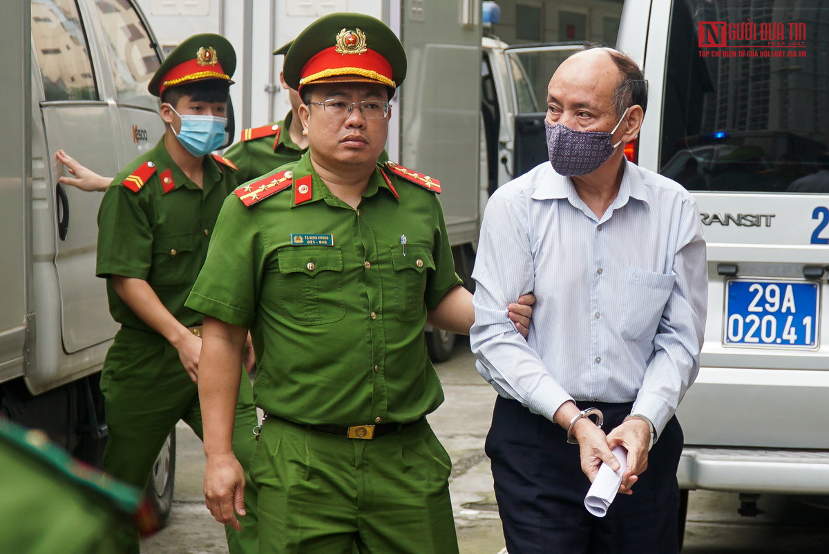 Trần Văn Khâm, cựu Chủ tịch HĐQT, Tổng giám đốc TISCO; Ngô Sỹ Hán, cựu Phó tổng giám đốc TISCO; Đặng Văn Tập, cựu Phó giám đốc thường trực Ban Quản lý dự án giai đoạn 2 TISCO; Đồng Quang Dương, cựu Phó giám đốc, kiêm thư ký dự án TISCO; Nguyễn Trọng Khôi, cựu Phó tổng giám đốc VNS; Trịnh Khôi Nguyên, cựu Trưởng phòng Đầu tư phát triển VNS; (Ảnh: Người đưa tin).