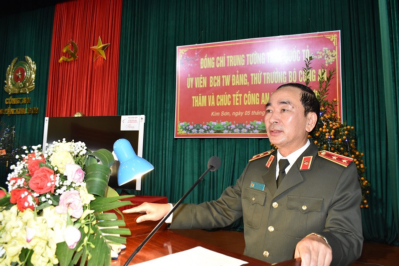 Thứ trưởng, Trung tướng Trần Quốc Tỏ (59 tuổi; quê Kim Sơn, Ninh Bình) ứng cử ở khối Công an.