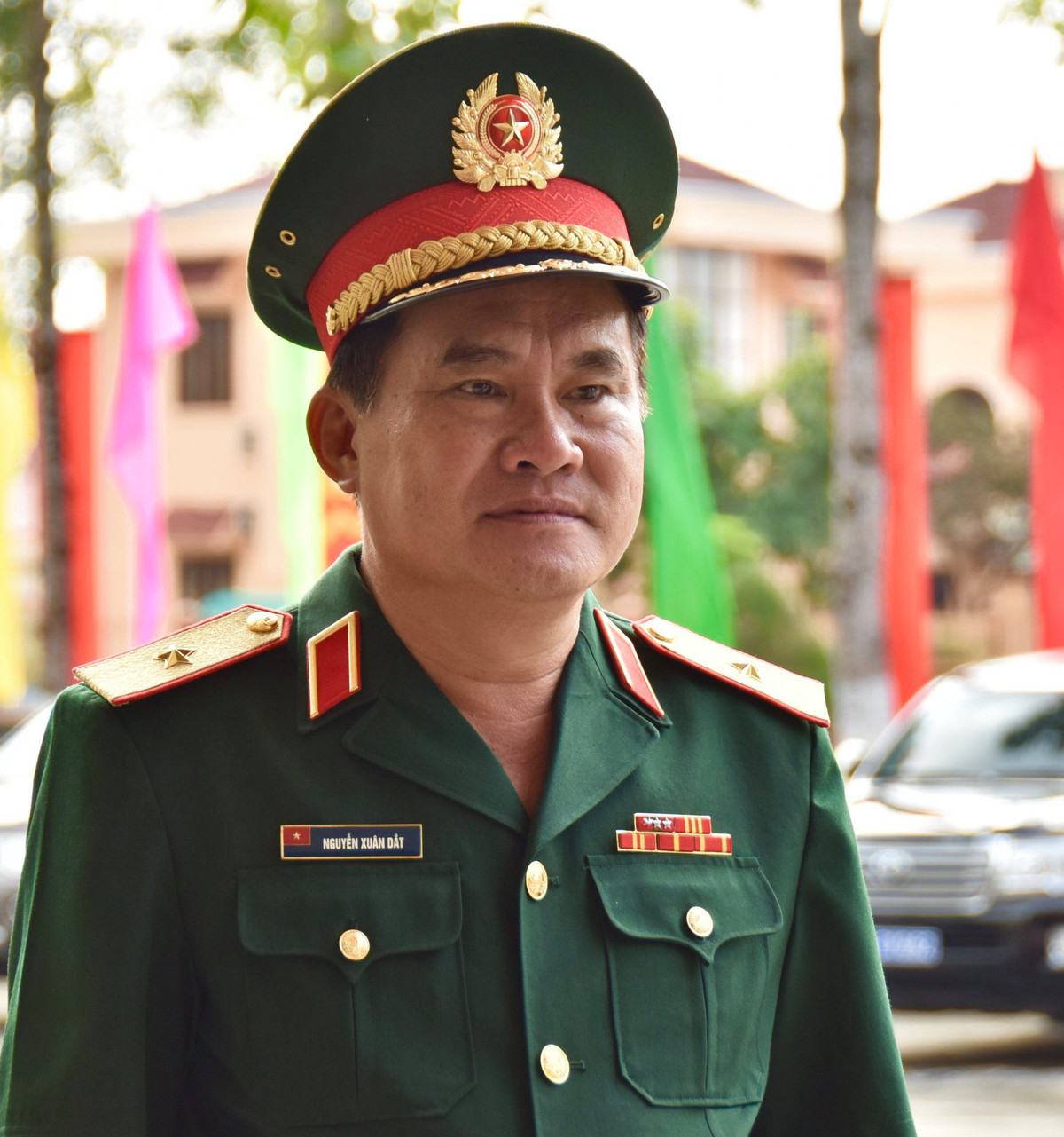 Trung tướng Nguyễn Xuân Dắt (54 tuổi; quê Mỹ Tú, Sóc Trăng), Phó Bí thư Đảng ủy Quân khu 9, Tư lệnh Quân khu 9 ứng cử khối Quân đội.