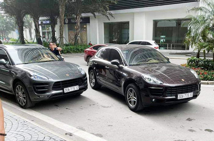 Xe Porsche trung bien so dung nhau tren pho Ha Noi