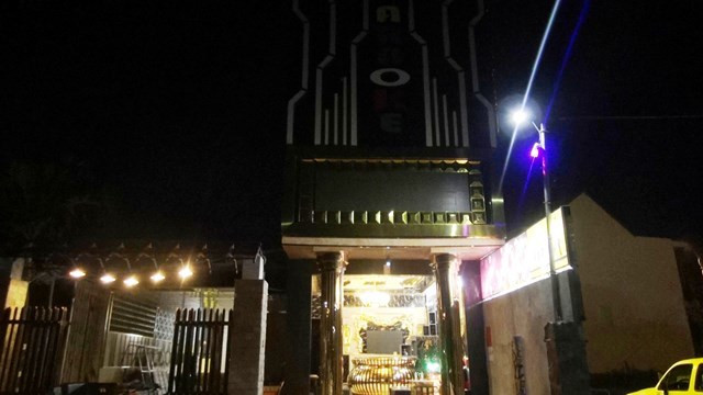  8 thiếu nữ bị đánh, chích điện ép bán dâm trong quán karaoke: Phạm Ngọc Tiên (SN 1994, ở Quảng Ngãi) đã dụ dỗ nhiều thiếu nữ đến làm tiếp viên ở quán karaoke Hoàng Gia ở huyện Tư Nghĩa, sau đó ép bán dâm cho khách. Nếu các cô gái không nghe lời Tiên sẽ đánh đập, chích điện… Qúa trình điều tra, ngày 14/4, Công an Quảng Ngãi cho biết, đang tạm giữ Tiên để điều tra.