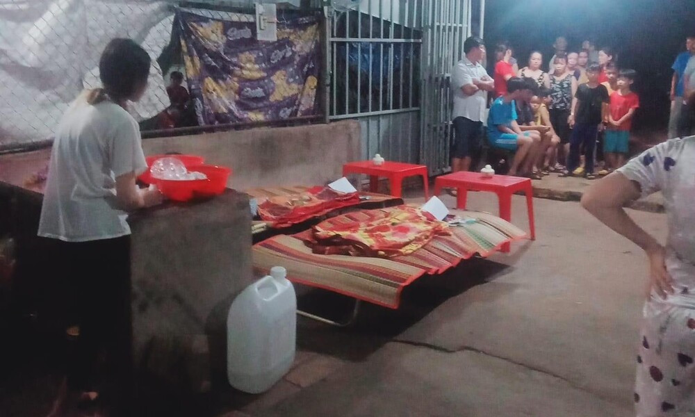  3 cháu nhỏ tử vong dưới ao nước tưới cây: Ngày 14/4, UBND xã Sông Ray (huyện Cẩm Mỹ, Đồng Nai) cho biết, 3 cháu nhỏ chơi đùa trong vườn của một người hàng xóm và không may trượt chân xuống áo nước sâu hơn 1m. Khi phát hiện ra 3 cháu nhỏ đưa tới Trung tâm y tế huyện nhưng cả 3 bé đã không qua khỏi. 