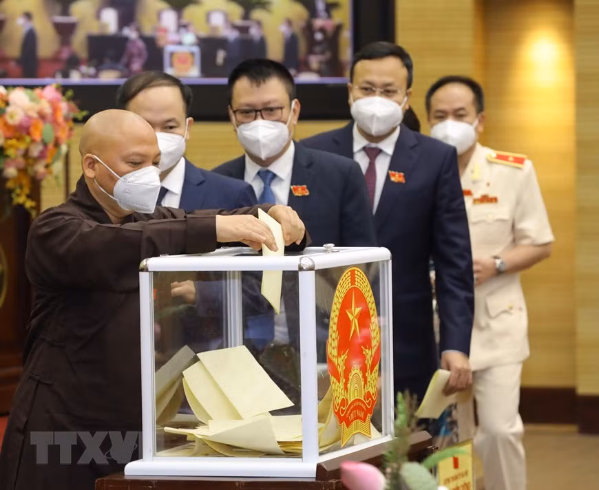 Các đại biểu HĐND đã tiến hành bỏ phiếu bầu chức danh Chủ tịch UBND TP khóa XVI.