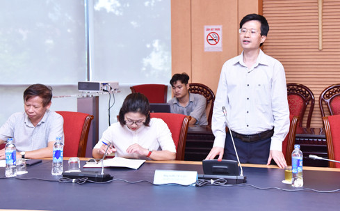 Ông Đỗ Chí Nghĩa sinh năm 1975 (46 tuổi), quê Duy Tiên, Hà Nam. Ông là PGS -TS chuyên ngành báo chí; lý luận chính trị cao cấp. Ông vào Đảng năm 20 tuổi, có nhiều năm công tác tại Học viện Báo chí Tuyên truyền (Học viện Chính trị Quốc gia Hồ Chí Minh). Năm 2015, ở tuổi 40, ông có học hàm PGS.