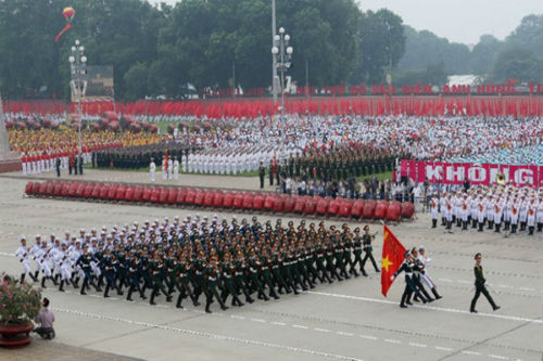 4. 30.000 người tham gia diễu binh, diễu hành kỷ niệm Quốc khánh Sáng 12/8, Ban tổ chức cấp quốc gia kỷ niệm các ngày lễ lớn đã họp báo công bố các hoạt động kỷ niệm 70 năm ngày Cách mạng tháng Tám và Quốc khánh 2/9 (1945-2015). Thiếu tướng Nguyễn Văn Luận, Cục phó Quân huấn (Bộ tổng Tham mưu) cho biết, sẽ có 30.000 người tham gia lễ diễu binh, diễu hành, gồm lực lượng vũ trang nhân dân, lực lượng quần chúng đại diện các thành phần...