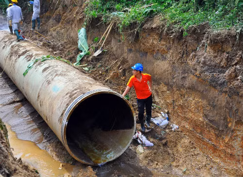 5. Vỡ đường ống nước sông Đà lần thứ 13 Rạng sáng 13/8, đường ống nước sông Đà lại bị vỡ khiến hơn 100.000 hộ dân của thành phố Hà Nội mất nước sinh hoạt. Đây là lần vỡ đường ống nước thứ 13, và là lần vỡ thứ 3 liên tiếp trong vòng chưa đầy một tháng. Đại diện Công ty cổ phần nước sạch Vinaconex cho biết, đến 8h tối cùng ngày mới thay xong ống dẫn nước và vài tiếng sau đó nước mới về.