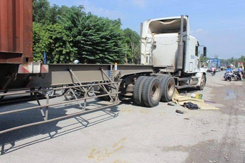 13. Nam thanh niên bị container cán qua đầu tử vong Khoảng 7h30 ngày 14/8, trên đại lộ Độc Lập (đoạn cách ngã ba bệnh viện Quân đoàn 4 khoảng 100m, theo hướng đi ĐT 743, thuộc TX Dĩ An -Bình Dương), xe container 51C-108.01 kéo theo rơ-moóc BKS 51R-106.54 đang lưu thông trên đại lộ Độc Lập theo hướng từ cầu vượt Sóng Thần đi ngã ba bệnh viện Quân đoàn 4 thì xảy ra va chạm với xe máy BKS 77D1-047.30 lưu thông cùng chiều. Cú va chạm mạnh khiến nạn nhân và xe máy ngã xuống đường và bị chính xe container này cán tử vong tại chỗ.