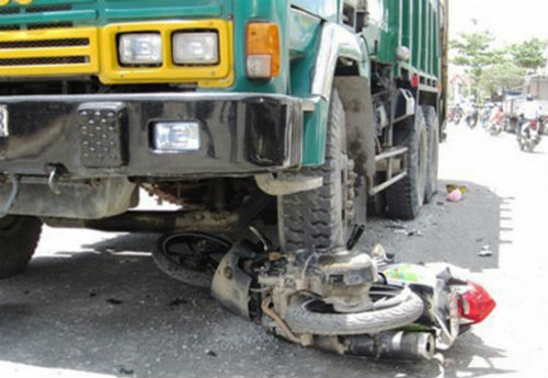 10. Xe máy bị cán nát, chủ nhân đứt lìa một cánh tay Khoảng 9h15 sáng 13/8 tại QL50 đoạn qua xã Đa Phước (Bình Chánh, TP.HCM), chị Nguyễn Thị Thu Thảo (37 tuổi, trú tại Bình Chánh) điều khiển xe máy BKS 59L1-12720 chở theo một học sinh di chuyển từ xã Phong Phú về xã Đa Phước bất ngờ va chạm với một chiếc xe tải cùng chiều, mất lái và bị xe rác biển số 51E-02443 đi ngược chiều cán phải. Hậu quả, chị Thảo bị bánh xe rác cán đứt cánh tay trái.