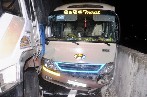 11. Tai nạn ở cao tốc Trung Lương: Gần chục người phải cấp cứu Khoảng 17h ngày 13/8, xe tải BKS 65M-2072 do tài xế Đỗ Văn Trường (SN 1983, quê Thái Bình) điều khiển lưu thông trên cao tốc TPHCM – Trung Lương hướng về miền Tây. Khi vừa qua km 32 thuộc địa phận huyện Thủ Thừa, tỉnh Long An thì bất ngờ bị nổ lốp trái, khiến tài xế mất lái tông vào ô tô khách 29 chỗ BKS 65B-004.62 trên xe có khoảng 10 hành khách đang lưu thông cùng chiều.