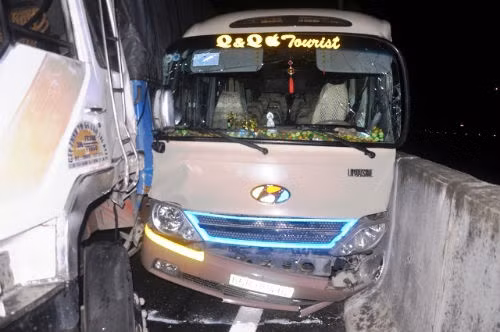 11. Tai nạn ở cao tốc Trung Lương: Gần chục người phải cấp cứu Khoảng 17h ngày 13/8, xe tải BKS 65M-2072 do tài xế Đỗ Văn Trường (SN 1983, quê Thái Bình) điều khiển lưu thông trên cao tốc TPHCM – Trung Lương hướng về miền Tây. Khi vừa qua km 32 thuộc địa phận huyện Thủ Thừa, tỉnh Long An thì bất ngờ bị nổ lốp trái, khiến tài xế mất lái tông vào ô tô khách 29 chỗ BKS 65B-004.62 trên xe có khoảng 10 hành khách đang lưu thông cùng chiều.