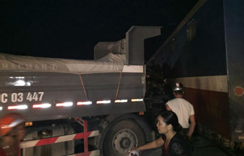 4. Tàu hoả đâm đứt lìa cabin xe tải, cả gia đình thương vong Khoảng 19h ngày 9/8, tại khu vực quốc lộ 1A đoạn qua thị trấn Đồng Văn (Hà Nam), xe tải BKS 90C-034.47 lưu thông hướng Hà Nội - Hà Nam bất ngờ đổi hướng vượt đường tàu rẽ về hướng Hưng Yên. Ngay lúc này, tàu hỏa mang số hiệu VNR HL - 71512 chạy hướng Nam - Bắc lao đến, tông trực diện vào đuôi xe tải khiến chiếc xe bị "gãy gục" phần đầu. Vụ va chạm khiến 3 người trong một gia đình gồm: người phụ nữ tử vong tại chỗ, người đàn ông và đứa trẻ bị thương nặng.