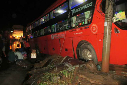 6. Xe khách tông liên hoàn, 8 người thương vong Khoảng 3h sáng 11/8, xe khách giường nằm BKS 51B - 085.78 chạy hướng từ TP. Bảo Lộc (Lâm Đồng) đi TP. Hồ Chí Minh. Khi đến Km 85, quốc lộ 20, đoạn qua xã Hà Lâm, huyện Đạ Huoai, tỉnh Lâm Đồng, thì tông phải xe khách giường nằm BKS 51B - 152.59 lưu thông cùng chiều phía trước. Cùng lúc này, xe khách BKS 49B - 006.12 chạy cùng chiều phía sau không xử lý kịp đã tông vào đuôi xe khách cùng hãng BKS 51B 085.78. Hậu quả, tài xế Đặng Hữu Trần Khánh tử vong trên đường đi cấp cứu, 7 hành khách trên xe bị thương.