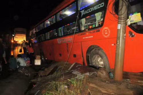 6. Xe khách tông liên hoàn, 8 người thương vong Khoảng 3h sáng 11/8, xe khách giường nằm BKS 51B - 085.78 chạy hướng từ TP. Bảo Lộc (Lâm Đồng) đi TP. Hồ Chí Minh. Khi đến Km 85, quốc lộ 20, đoạn qua xã Hà Lâm, huyện Đạ Huoai, tỉnh Lâm Đồng, thì tông phải xe khách giường nằm BKS 51B - 152.59 lưu thông cùng chiều phía trước. Cùng lúc này, xe khách BKS 49B - 006.12 chạy cùng chiều phía sau không xử lý kịp đã tông vào đuôi xe khách cùng hãng BKS 51B 085.78. Hậu quả, tài xế Đặng Hữu Trần Khánh tử vong trên đường đi cấp cứu, 7 hành khách trên xe bị thương.