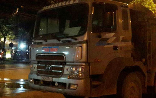 5. Tai nạn giao thông trong đêm, một nam thanh niên chết thảm Khoảng 23h đêm ngày 10/8, tại khu vực đường Quang Trung, Hà Đông, Hà Nội, một chiếc xe tải BKS 29C - 537.62 chạy với tốc độ cao, khi tới khu vực đường Quang Trung, gần chỗ rẽ vào Bệnh viện đa khoa Hà Đông thì bất ngờ va chạm với chiếc xe máy mang BKS 29T1 - 319.44. Cú đâm mạnh khiến nam thanh niên đi xe máy bị bánh xe tải cán tử vong tại chỗ.