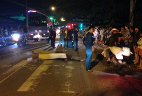 3. Bị cuốn vào gầm xe buýt, nam thanh niên chết thảm Khoảng 20h tối ngày 9/8, trên đường Tô Ký, đối diện chợ Tân Chánh Hiệp, phường Tân Chánh Hiệp, quận 12, TP HCM, chiếc xe buýt số 19 mang BKS 53N - 3596 chạy từ cầu vượt Quang Trung hướng về Hóc Môn, khi tới khu vực này thì xảy ra va chạm với xe máy mang BKS 60M – 2217 do anh Trần Đình Trí (1991, quê Kiên Giang) và một người bạn điều khiển chạy cùng chiều. Cú tông mạnh khiến anh Trí tử vong ngay tại chỗ, người bạn đi cùng bị thương nặng.