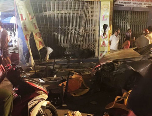 9. Xe ô tô lao vào quán ăn, vợ chồng chủ quán nhập viện Khoảng 1h sáng 12/8 trên đường Lạch Tray (Ngô Quyền, Hải Phòng), xe 4 chỗ hiệu HYUNDAI, BKS 30A - 044xx đi theo chiều hướng về ngã tư Thành Đội. Khi đến khu vực trước nhà số 8 thì xe bất ngờ lao sang làn đường ngược chiều, đâm thẳng vào quán ăn ven đường. Cú đâm mạnh khiến 2 vợ chồng chủ quán là ông Hoà (55 tuổi) và bà Loan (56 tuổi, trú tại ngõ 8, Lạch Tray) bị hất văng sang một bên, nằm bất động.