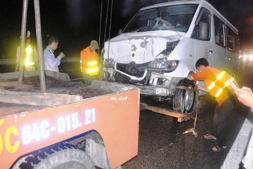 Phát hiện phía trước có tai nạn, xe 7 chỗ BKS 71A-013.58 phanh gấp đã bị xe ô tô khách 16 chỗ BKS 68H-5832 trên xe chở khoảng 8 người không kịp xử lý đã tông trúng đuôi xe. Tại hiện trường, 4 xe ô tô bị biến dạng, hư hỏng nặng, gần chục người bị thương.