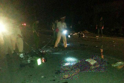 8. Phú Thọ: Hai xe máy đấu đầu, 1 người chết 4 người bị thương Khoảng 22h tối 11/8, đoạn qua địa phận xã Kinh Kệ (Lâm Thao – Phú Thọ) có 2 xe máy BKS 19S1- 162.12 và 19N1-032.05 chạy ngược chiều nhau, cả 2 đều chở 3 người không đội mũ bảo hiểm. Do trời tối và đi với tốc độ cao không xử lý kịp nên đâm trực diện vào nhau. Cú va chạm khiến một thanh niên (khoảng 19 tuổi, chưa xác định danh tính) văng xuống đường tử vong tại chỗ. 4 người còn lại được đưa đi cấp cứu, trong đó có 1 cháu bé khoảng 1 tuổi.