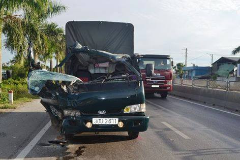 12. Tông vào đuôi xe tải phía trước, 2 vợ chồng thương vong Khoảng 4h sáng ngày 14/8 trên Quốc lộ 1A đoạn qua địa bàn xã Diễn Hồng, huyện Diễn Châu, (Nghệ An), xe tải nhỏ BKS 30U – 3611 do anh Bùi Văn Phi (SN 1981, trú tại xã Dân Hòa, huyện Thanh Oai, Hà Nội) điều khiển đã bất ngờ mất lái rồi tông trực diện vào đuôi xe tải BKS 29C – 237.59 đang lưu thông cùng chiều. Cú va chạm mạnh khiến chị Nguyễn Hồng Phúc (SN 1988, vợ anh Phi) ngồi ở ghế phụ tử vong tại chỗ. Còn anh Bùi Văn Phi bị thương nặng được người dân đưa đi cấp cứu trong tình trạng nguy kịch.