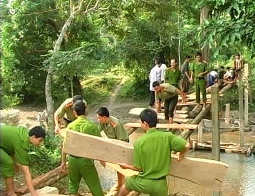 Công an Quỳ Hợp làm cầu cho bà con nhân dân bản Tăng, xã Nam Sơn, huyện Quỳ Hợp, Nghệ An.