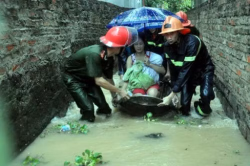Các chiến sĩ công an, phòng cháy chữa cháy hiện tích cực giúp đỡ người dân Quảng Ninh vượt qua cơn lũ lớn. Trong ảnh, người phụ nữ và con nhỏ được đưa ra khỏi vùng nước ngập.