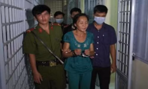 Be trai 11 ngay tuoi bi dam xuyen dau: Thu pham la “bom ruou”