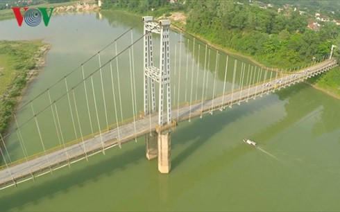 Cầu treo Dùng nơi hai học sinh gieo mình xuống dòng sông Lam tự vẫn (ảnh minh họa).