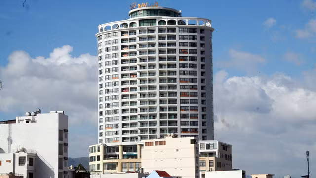 Khách sạn Bavico, ở TP Nha Trang (Khánh Hòa) đang có nhiều người mua "căn hộ du lịch" treo các biển kêu cứu, tố giác để đòi nợ chủ dự án là Công ty TNHH sản xuất, thương mại, dịch vụ Bạch Việt - Ảnh: PHAN SÔNG NGÂN