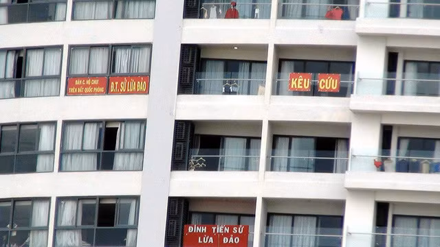 Nội dung nhiều người mua "căn hộ du lịch" tại khách sạn Bavico ở TP Nha Trang đang treo biển kêu cứu, tố giác Công ty TNHH sản xuất, thương mại, dịch vụ Bạch Việt - Ảnh: PHAN SÔNG NGÂN.