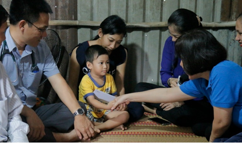 Ban tổ chức chương trình “Nối kết yêu thương” thăm hỏi và động viên gia đình các bé trước thời gian phẫu thuật. Đây là chương trình đang phát sóng hàng tuần trên Đài truyền hình HTV9 cùng với sự đồng hành của Novaland nhằm mang lại trái tim khỏe mạnh cho 500 trẻ em nghèo bị tim bẩm sinh.