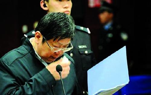 Chúng trước vành móng ngựa.