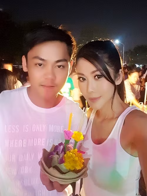 Tuy nhiên, cả hai dường như chẳng bận tâm đến điều đó. Khi đi bên cạnh người tình trẻ, Primc thực sự không hề lép vế, cả rất xứng đôi vừa lứa. Đáng nói, các con của Primc rất ủng hộ mẹ và không hề bài xích người tình trẻ của Primc.