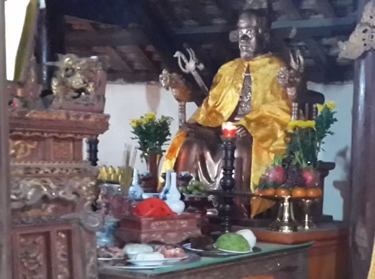 Tượng thờ Bùi Cầm Hổ.