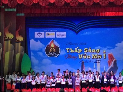 Các em học sinh nghèo vượt khó tại Bến Tre nhận học bổng và quà từ chương trình.