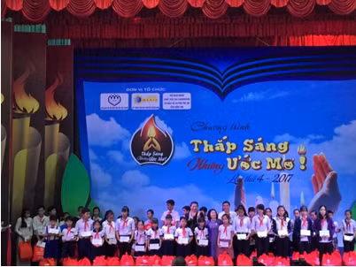 Các em học sinh nghèo vượt khó tại Bến Tre nhận học bổng và quà từ chương trình.