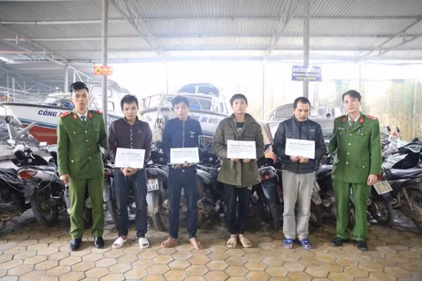 Các đối tượng tại cơ quan công an.