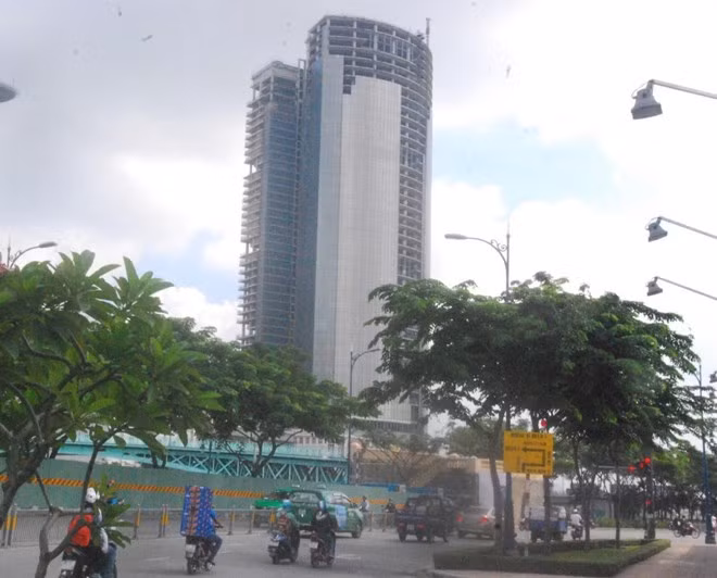 Cuối năm 2011, dự án bị ngưng thi công, ước tính 80% khối lượng công việc đã hoàn thành. Hơn 6 năm trơ mặt với mưa nắng, dự án có dấu hiệu xuống cấp, hệ thống thang máy, thang cuốn hỏng hóc, nhiều khối bê tông ố màu bởi rong rêu.