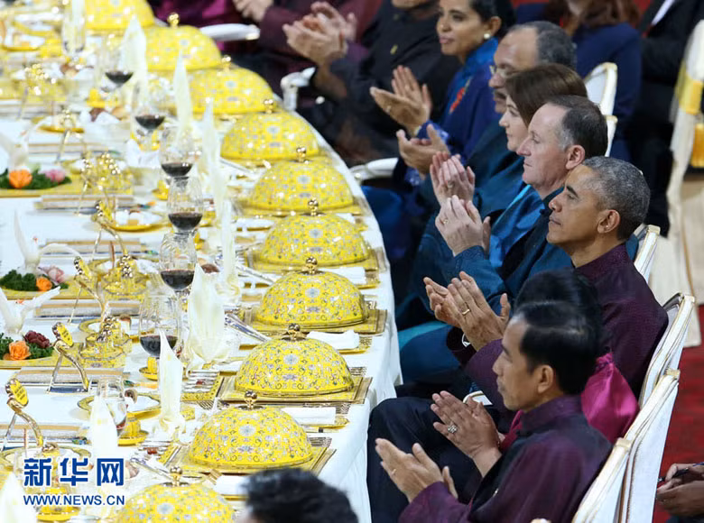 Chủ tịch Trung Quốc Tập Cận Bình và Phu nhân Bành Lệ Viên đã tổ chức tiệc chào đón các nhà lãnh đạo và đại diện tham dự các cuộc họp APEC ở Bắc Kinh hoành tráng chưa từng thấy tại Trung tâm thuỷ sinh quốc gia Water Cube.