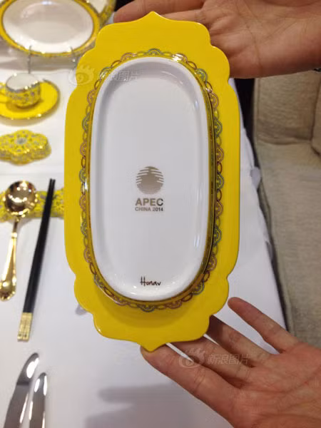 Bàn chính thiết đãi các nguyên thủ được bày biện 68 vật dụng mạ vàng. Bàn tiệc phụ dành cho cấp Bộ trưởng trở xuống được bày biện bộ 63 vạt dụng bằng bạc.